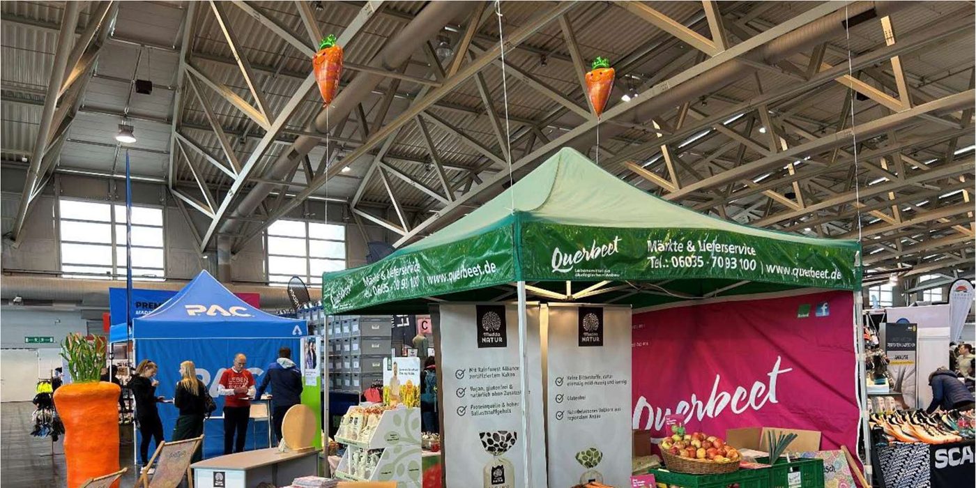 Der Querbeet-Stand auf der Marathon-Mall mit Liegestühlen und Obst- und Gemüsekisten