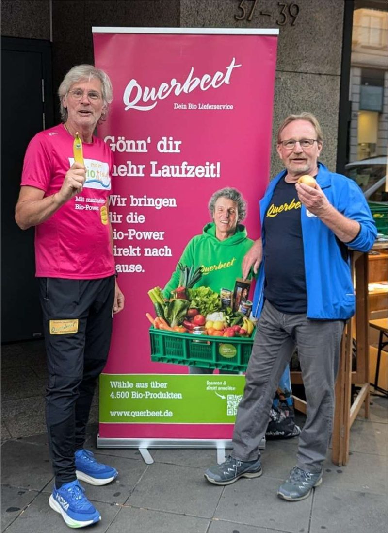 Thomas und Rolf vor dem Querbeet-Aufsteller
